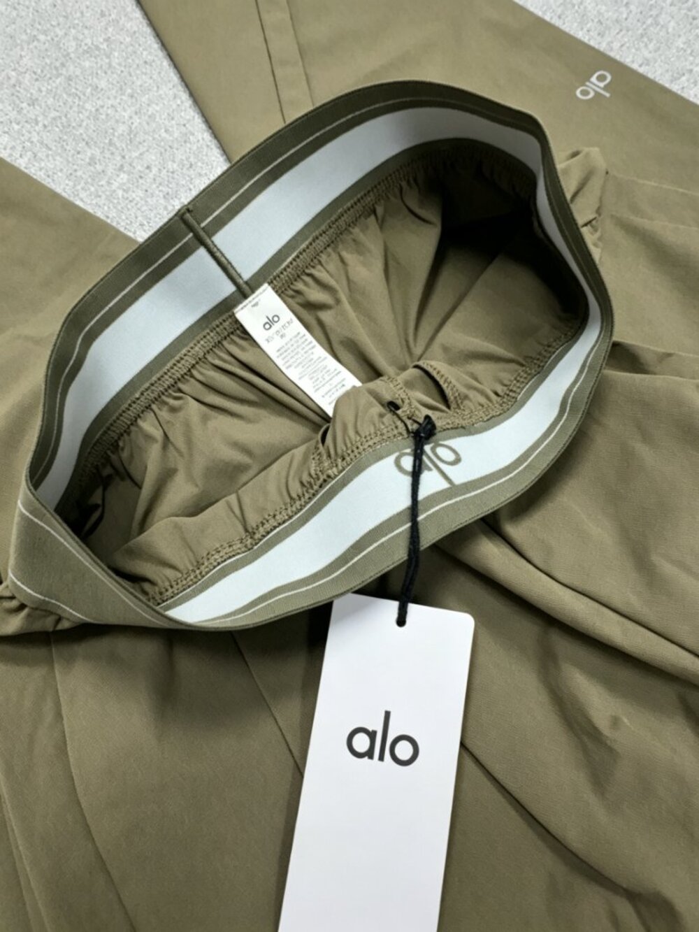 🌼NWT ALO Yoga Olive Relaxed Trouser🌱Regular 30" Inseam - Picture 4 of 7